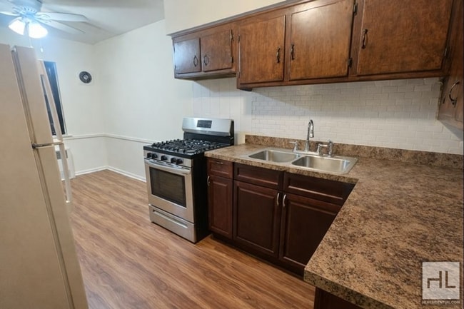 24 STREET in Queens, NY - Foto de edificio - Building Photo