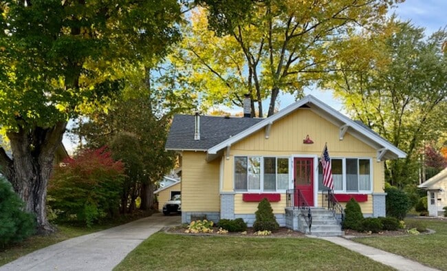 515 N St Joseph St in Suttons Bay, MI - Building Photo - Building Photo