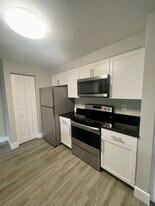 1 Bedroom / 1 Bath Condo in Gated Community. in Orlando, FL - Building Photo
