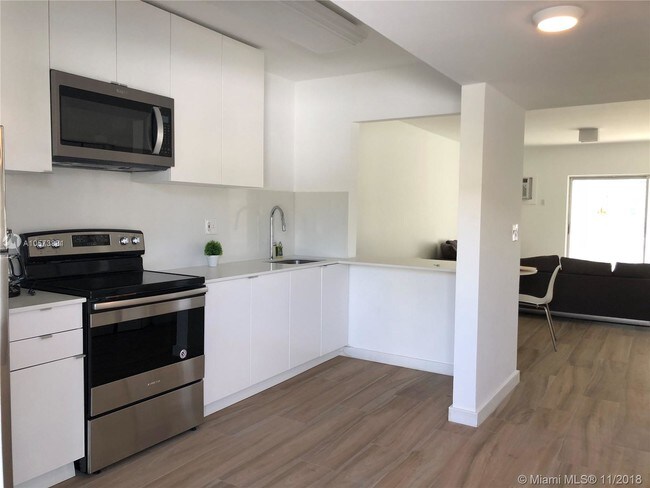 201 Sunrise Dr-Unit -106 in Miami, FL - Building Photo - Building Photo