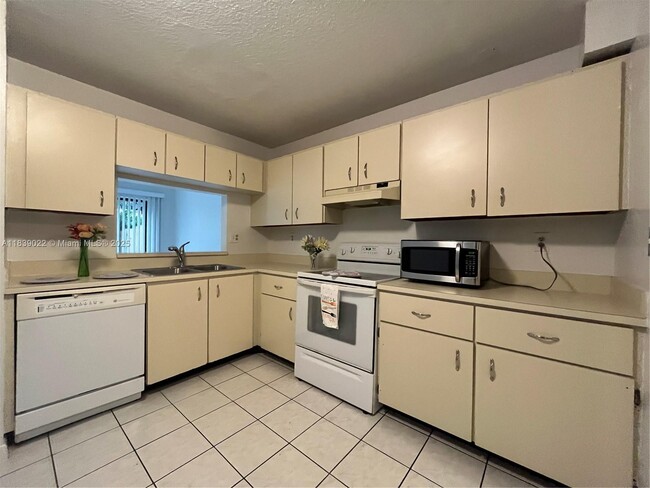 8032 NW 29th St in Sunrise, FL - Building Photo - Building Photo