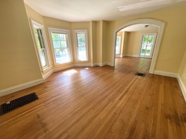 134 Central St, Unit 1 in Northfield, VT - Foto de edificio - Building Photo