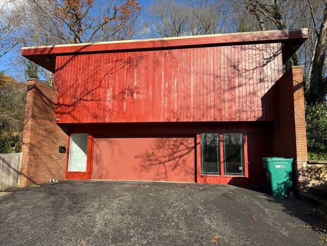 203 E Maitland Ln in New Castle, PA - Building Photo - Building Photo
