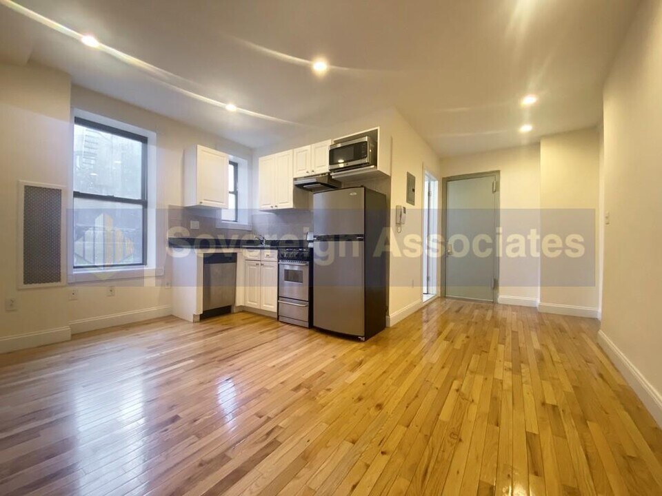250 W 99th St in New York, NY - Building Photo