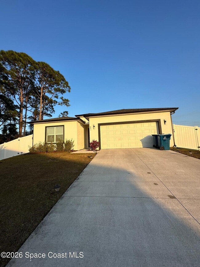 893 Altura Ave SE in Palm Bay, FL - Building Photo - Building Photo