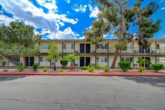 Desert Pines Villas in Las Vegas, NV - Building Photo - Building Photo