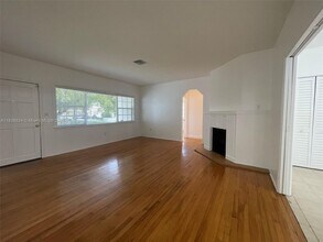 845 Lorca St in Miami, FL - Building Photo - Building Photo