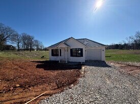 757 Hillcrest Dr in Brandenburg, KY - Building Photo