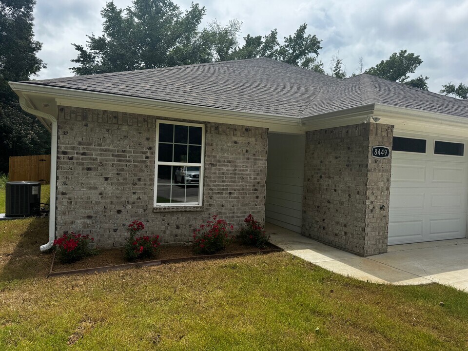8449 Garrett Dr in Tyler, TX - Building Photo