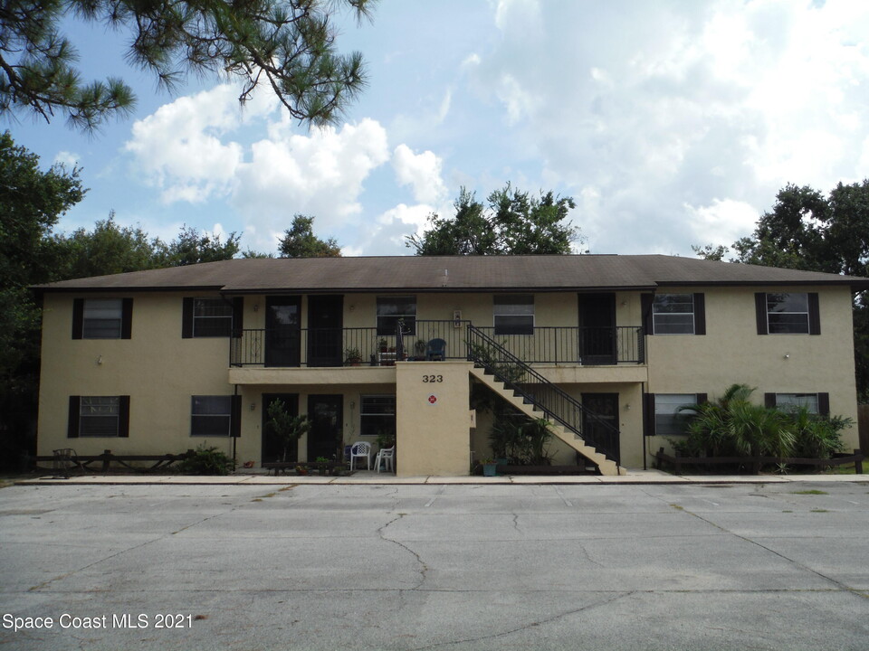 323 Olmstead Dr in Titusville, FL - Building Photo