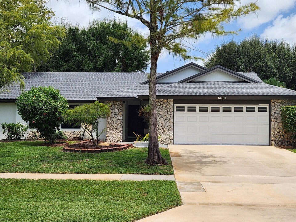 1800 Primrose Ln in Wellington, FL - Building Photo