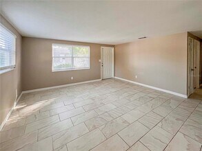 5850 Colonial Dr in Sarasota, FL - Building Photo - Building Photo