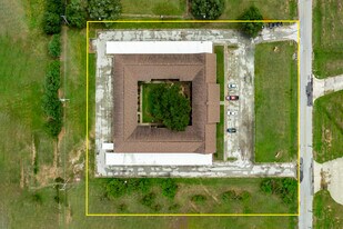 Colonial Manor in Cuero, TX - Building Photo