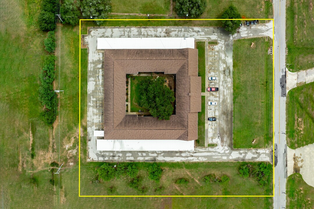 Colonial Manor in Cuero, TX - Foto de edificio