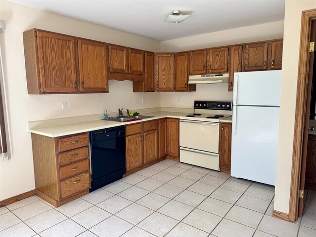 4032 Canterbury Dr in Erie, PA - Building Photo - Building Photo