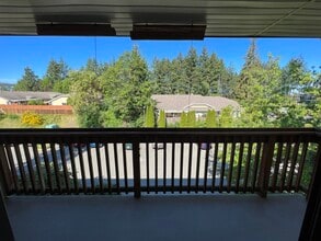 4728-4728 Uplands Dr in Nanaimo, BC - Building Photo - Building Photo