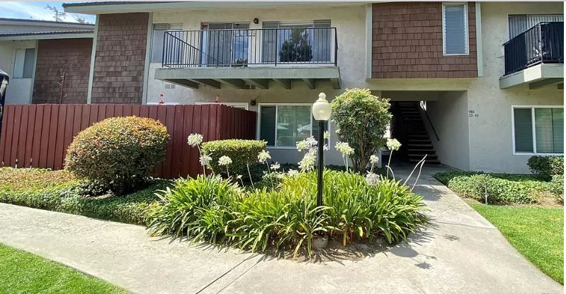 985 S Idaho St, Unit 40 in La Habra, CA - Building Photo