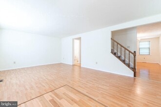 12136 Bentridge Pl in Potomac, MD - Foto de edificio - Building Photo