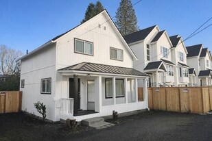 449 SE 4th Ave in Hillsboro, OR - Building Photo