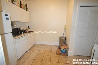 74 Egmont St, Unit 2 in Brookline, MA - Foto de edificio - Building Photo