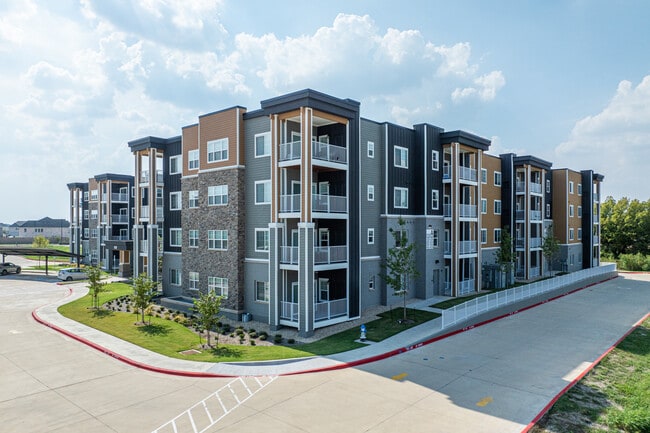 Village Cooperative of Allen 62+ in Allen, TX - Foto de edificio - Building Photo