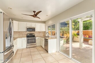 5730 N Scottsdale Rd in Paradise Valley, AZ - Building Photo - Building Photo