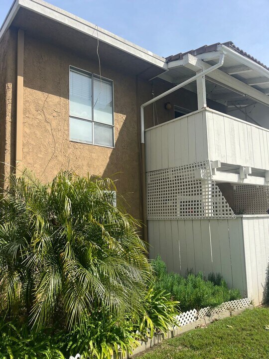 1300 Saratoga Ave in Ventura, CA - Building Photo