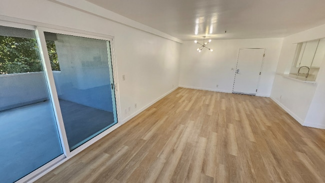 5541 Fulcher Ave in Los Angeles, CA - Foto de edificio - Building Photo