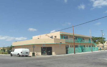 467-469 NW 8th St in Miami, FL - Building Photo - Building Photo