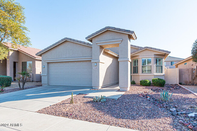 5649 W Vineyard Rd in Phoenix, AZ - Foto de edificio - Building Photo