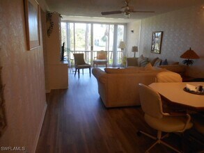 1086 Forest Lakes Dr in Naples, FL - Building Photo - Building Photo