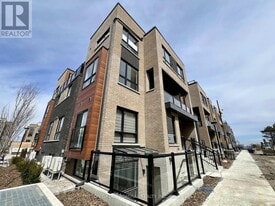 24 Lytham Grn Cir in Newmarket, ON - Building Photo