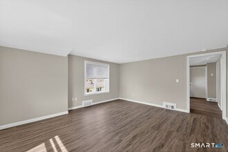 121 Milldale Ave in Southington, CT - Building Photo - Building Photo