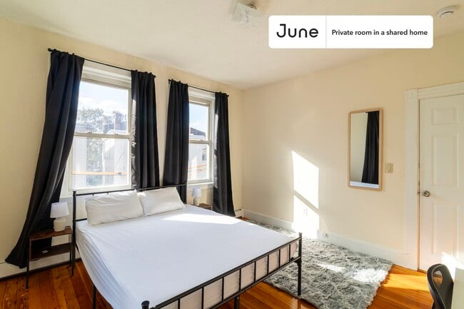 Private bedroom in 3 bed/1 bath Home in Boston, MA - Building Photo - Building Photo
