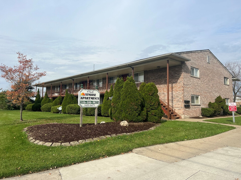 Sunrise Manor Apartments in Roseville, MI - Foto de edificio