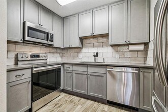 13691 Orange Sunset Dr in Tampa, FL - Building Photo - Building Photo