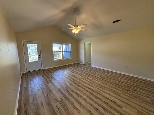 472 Jester St in Cowarts, AL - Foto de edificio - Building Photo