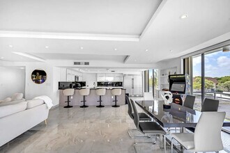 468 Golden Isles Dr in Hallandale Beach, FL - Foto de edificio - Building Photo