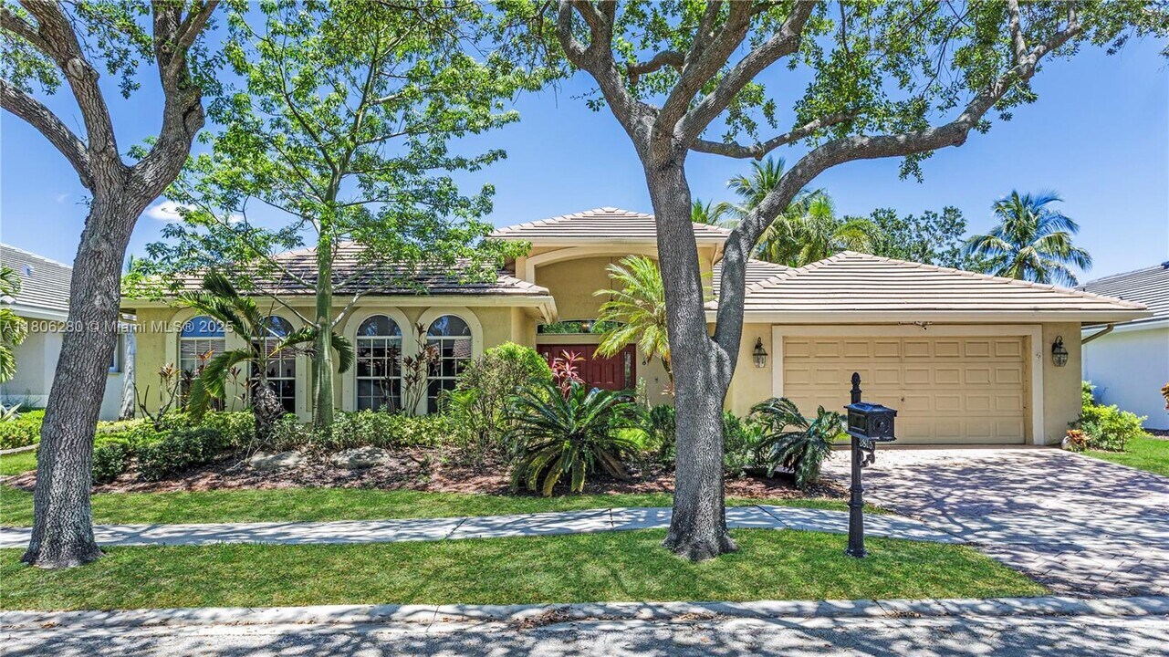 3815 Oak Ridge Cir in Weston, FL - Building Photo