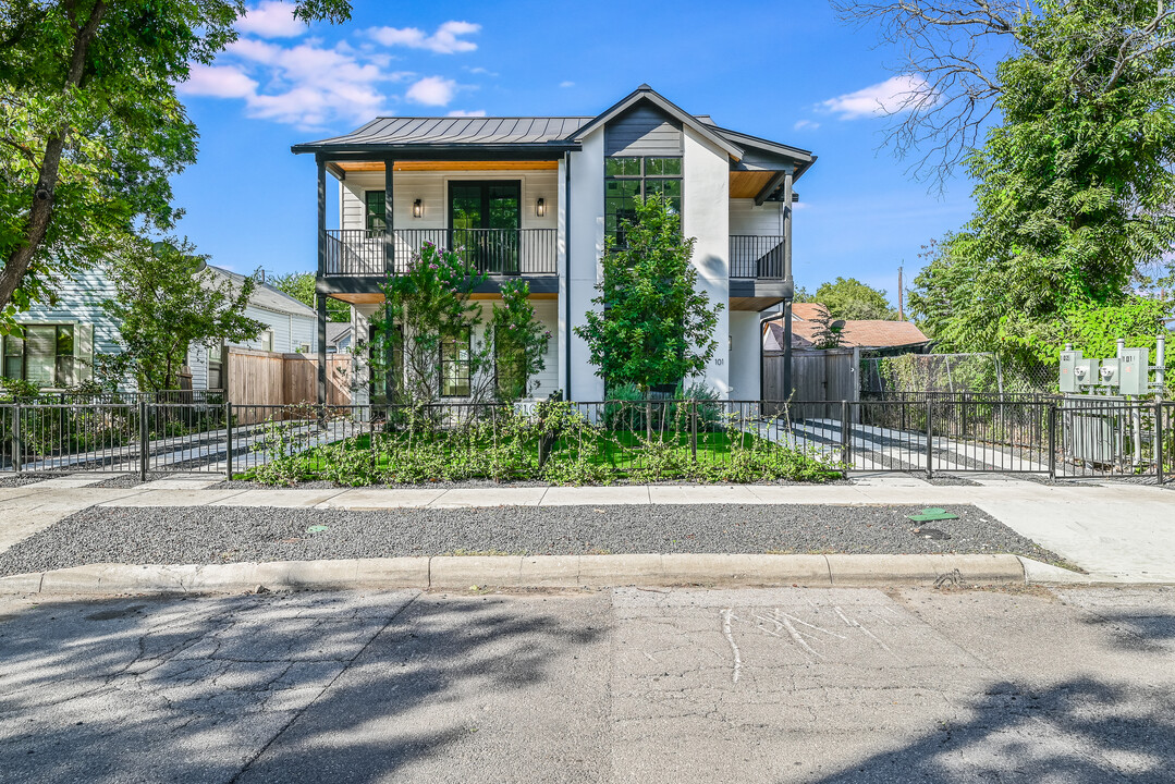 310 Lavaca St in San Antonio, TX - Building Photo