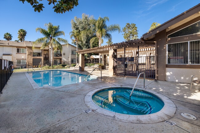 Oak Terrace Senior in Hemet, CA - Foto de edificio - Building Photo
