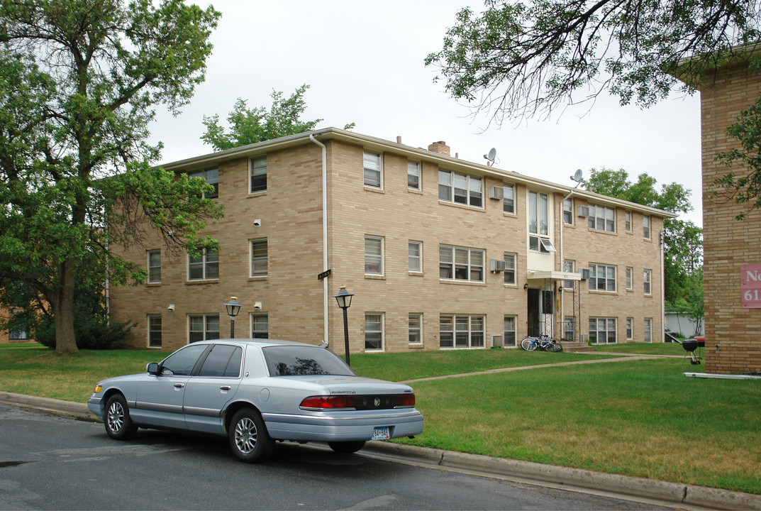 8208 31st St W in St. Louis Park, MN - Building Photo