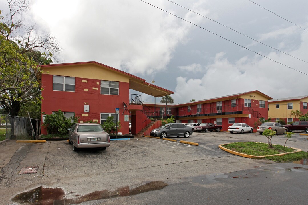 100-200 NW 7th Ter in Pompano Beach, FL - Foto de edificio