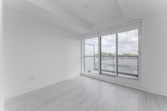 31-331 Tippett Rd in Toronto, ON - Building Photo - Building Photo