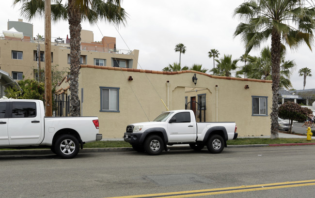 400-406 Civic Center Dr in Oceanside, CA - Foto de edificio - Building Photo