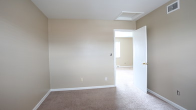 Metro Management - Kenny Road Apartments in Columbus, OH - Building Photo - Interior Photo