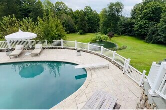 172 Umpawaug Rd in Redding, CT - Building Photo - Building Photo