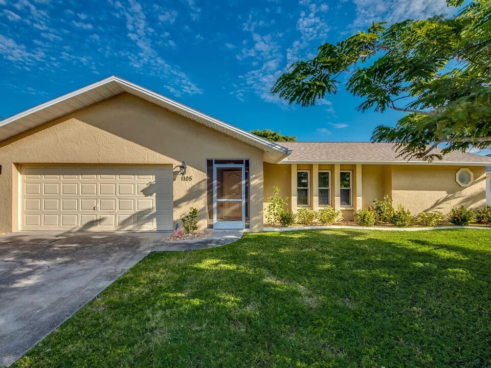 1105 SE 15th Terrace in Cape Coral, FL - Foto de edificio