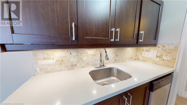 326 Hunter St E in Hamilton, ON - Building Photo - Building Photo