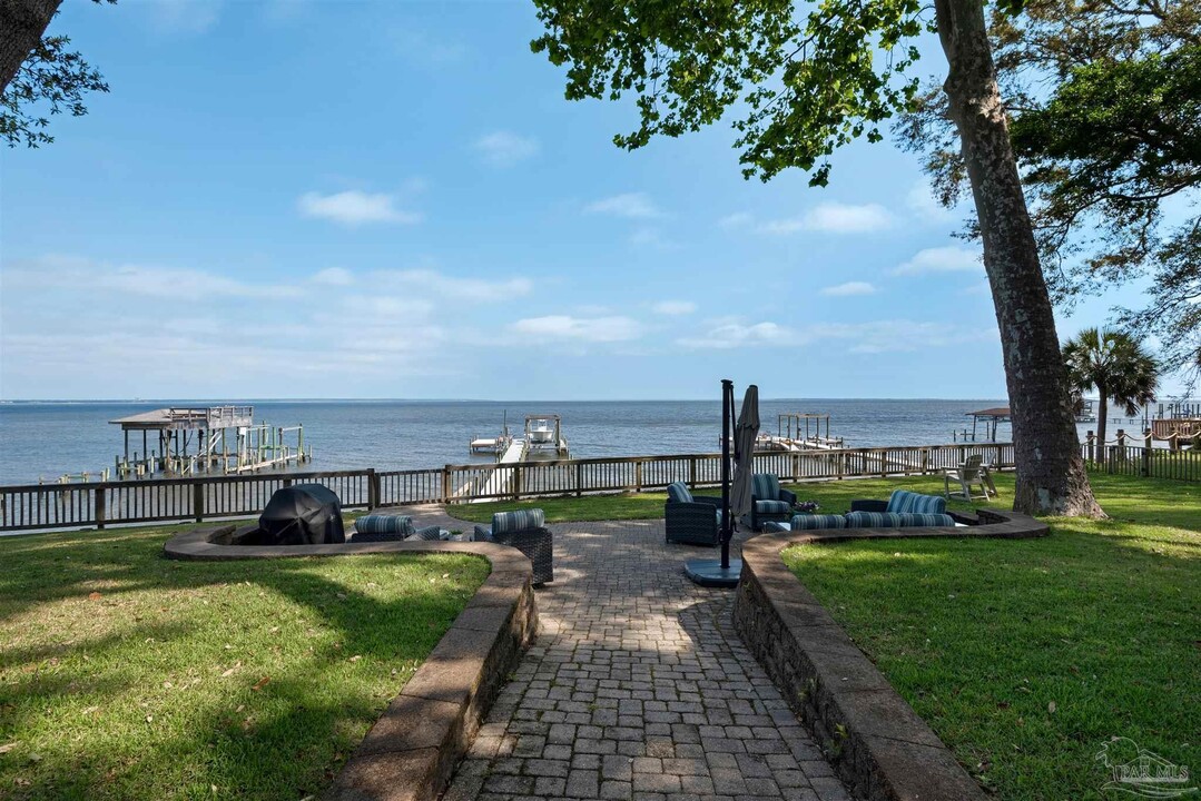 2380 W Bayshore Rd in Gulf Breeze, FL - Building Photo